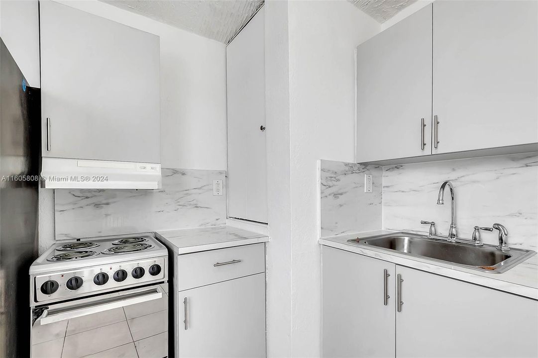 Active With Contract: $1,250 (1 beds, 1 baths, 400 Square Feet)
