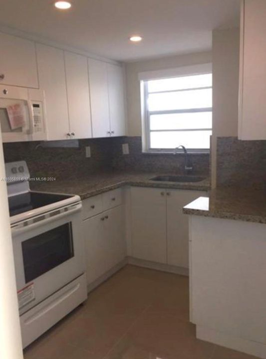 Active With Contract: $2,400 (2 beds, 1 baths, 968 Square Feet)