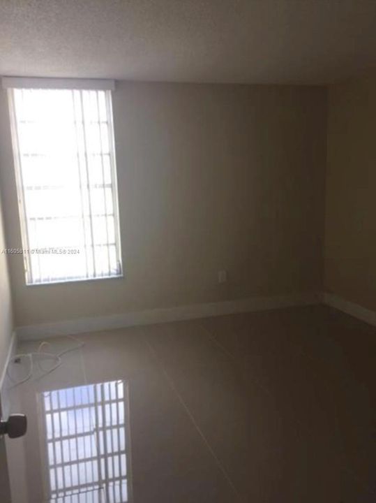 Active With Contract: $2,400 (2 beds, 1 baths, 968 Square Feet)