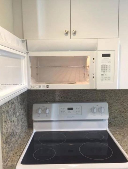 Active With Contract: $2,400 (2 beds, 1 baths, 968 Square Feet)