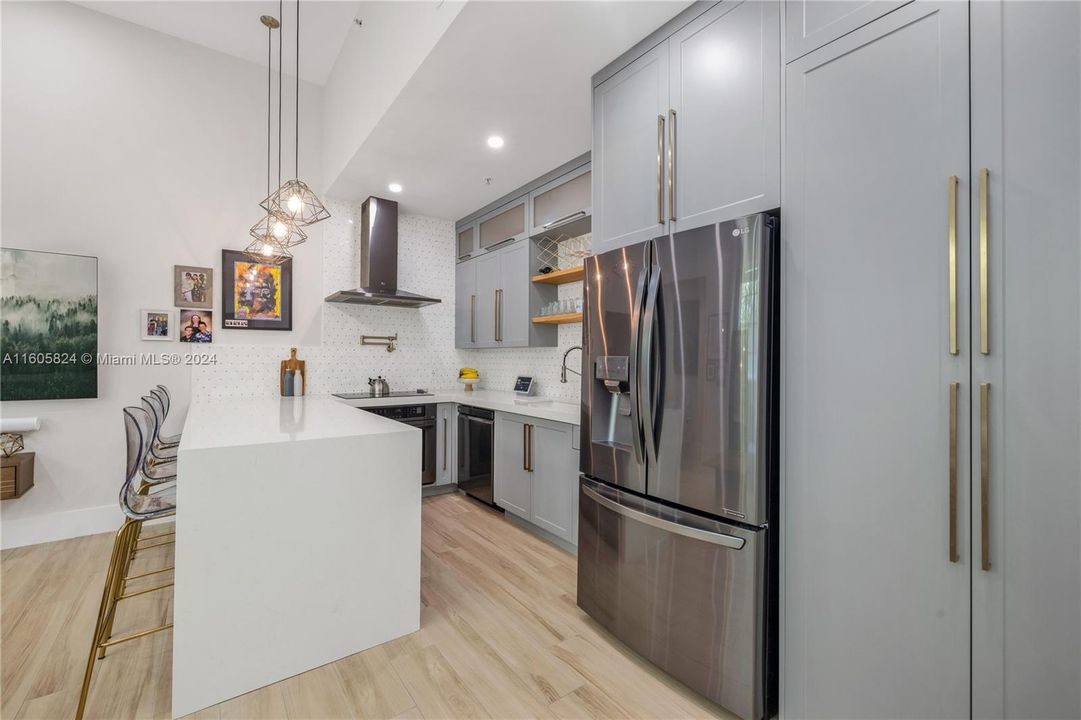 For Sale: $530,000 (1 beds, 1 baths, 589 Square Feet)