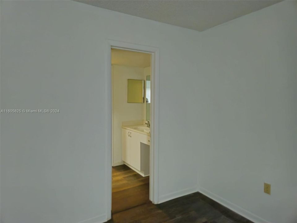 For Rent: $1,800 (1 beds, 1 baths, 1040 Square Feet)