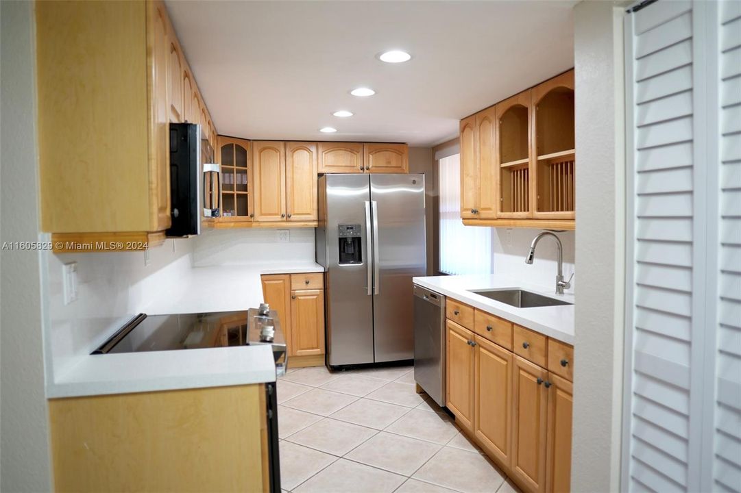 For Rent: $2,900 (2 beds, 2 baths, 1296 Square Feet)