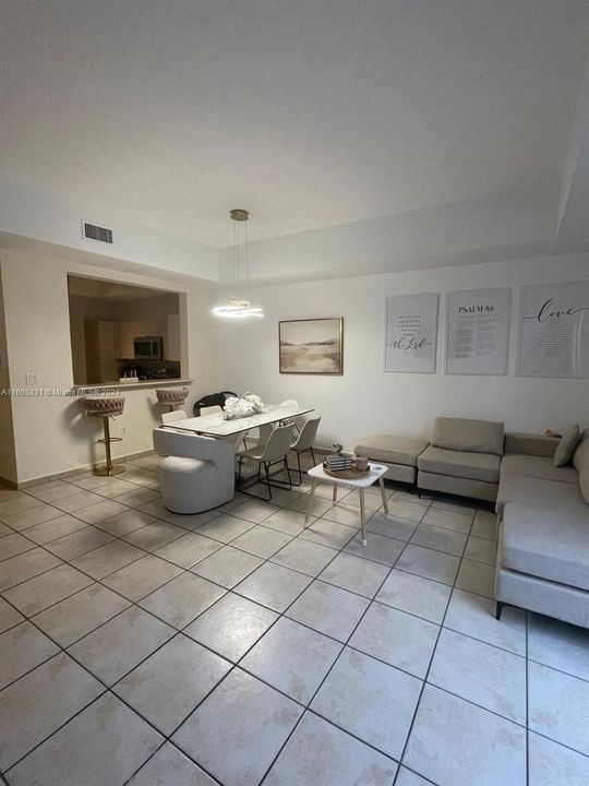 Active With Contract: $2,800 (2 beds, 2 baths, 1352 Square Feet)