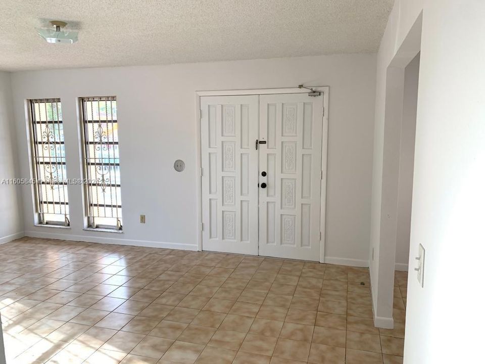 Recently Rented: $3,000 (3 beds, 2 baths, 2680 Square Feet)