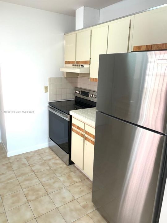 Recently Rented: $3,000 (3 beds, 2 baths, 2680 Square Feet)