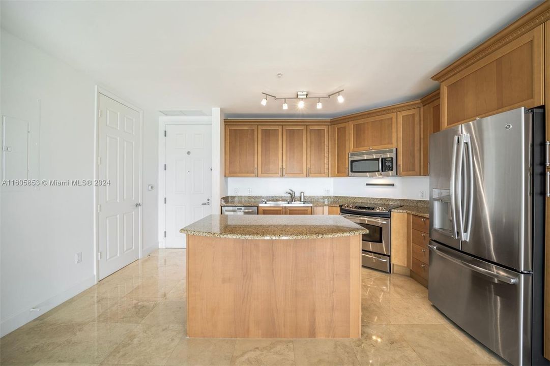 For Sale: $539,000 (1 beds, 1 baths, 781 Square Feet)