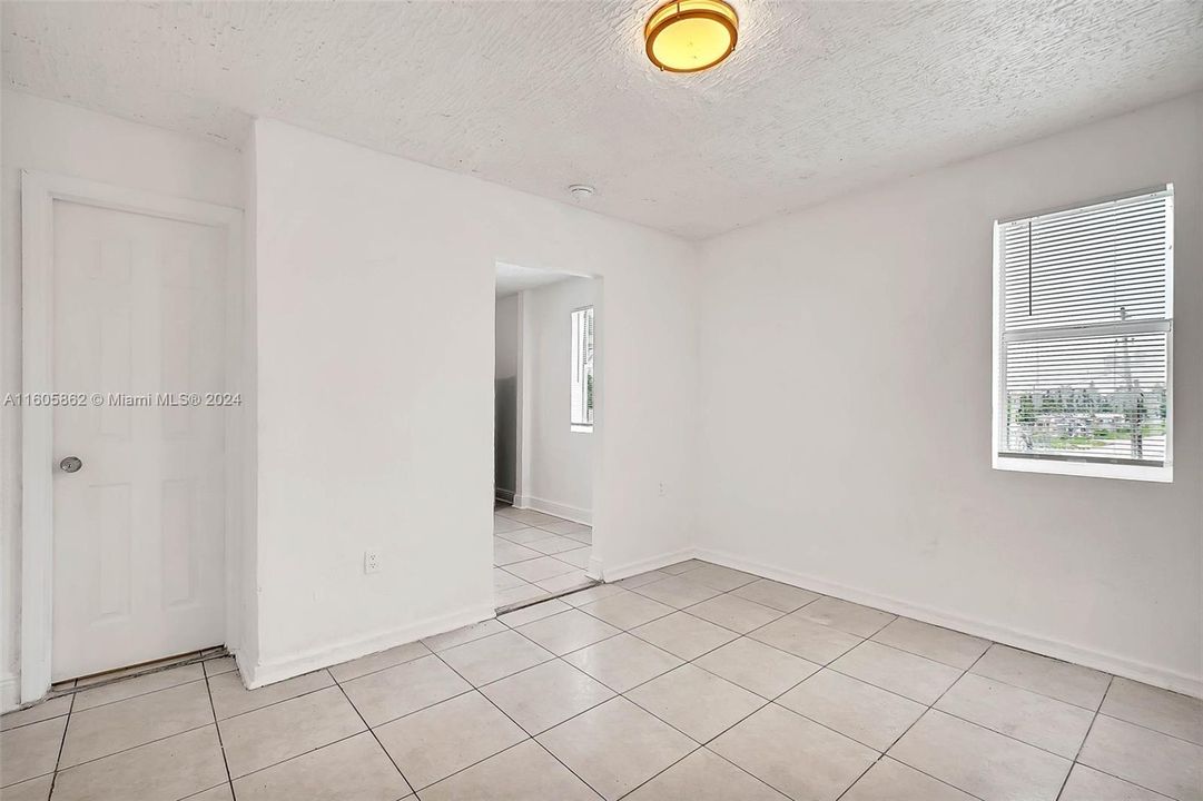 Active With Contract: $1,250 (1 beds, 1 baths, 400 Square Feet)