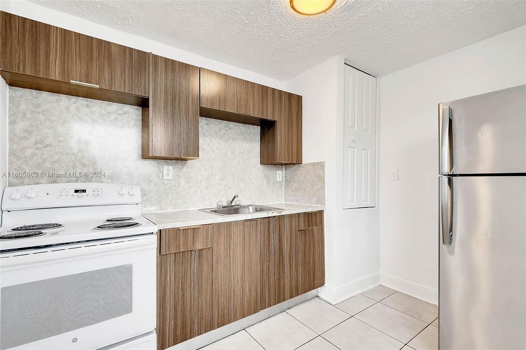 Active With Contract: $1,250 (1 beds, 1 baths, 400 Square Feet)