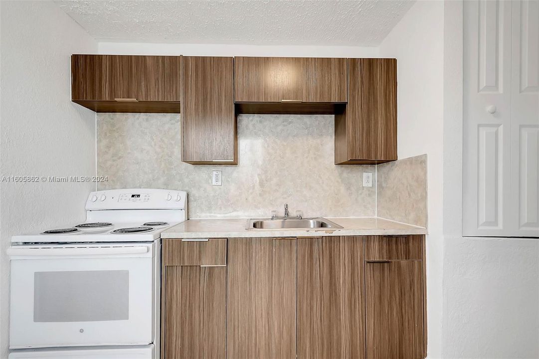 Active With Contract: $1,250 (1 beds, 1 baths, 400 Square Feet)
