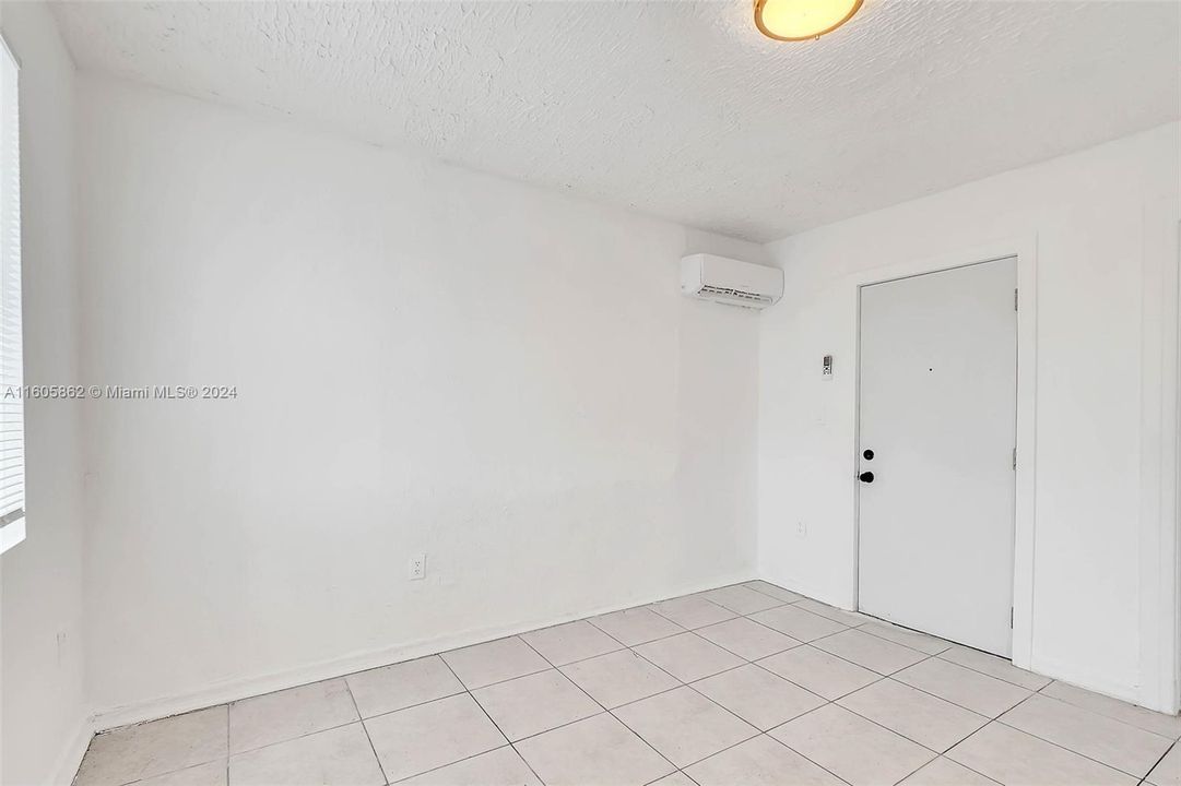 Active With Contract: $1,250 (1 beds, 1 baths, 400 Square Feet)