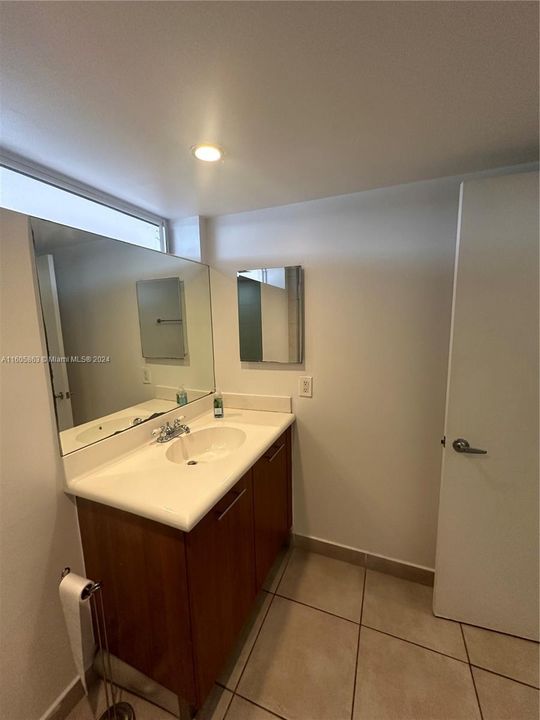 Active With Contract: $1,900 (0 beds, 1 baths, 571 Square Feet)