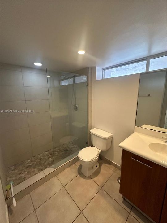 Active With Contract: $1,900 (0 beds, 1 baths, 571 Square Feet)