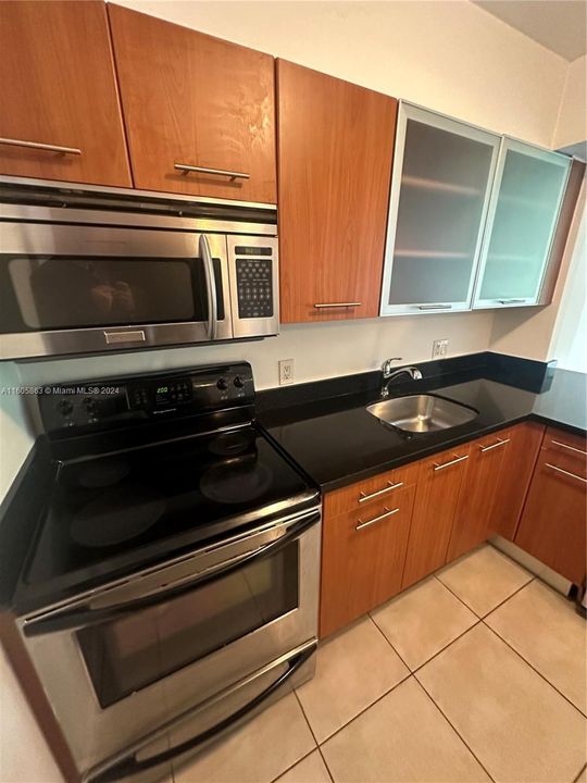 Active With Contract: $1,900 (0 beds, 1 baths, 571 Square Feet)