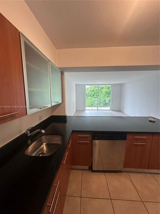 Active With Contract: $1,900 (0 beds, 1 baths, 571 Square Feet)