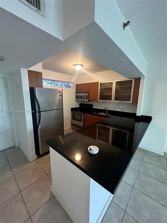 Active With Contract: $1,900 (0 beds, 1 baths, 571 Square Feet)