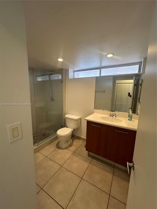 Active With Contract: $1,900 (0 beds, 1 baths, 571 Square Feet)