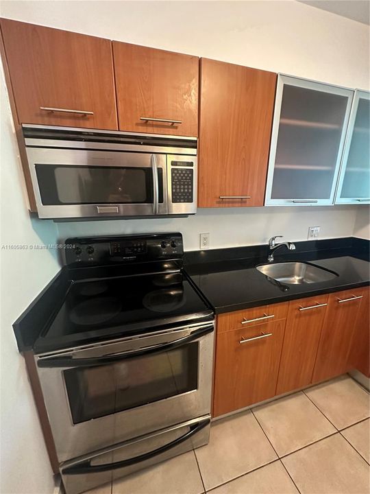 Active With Contract: $1,900 (0 beds, 1 baths, 571 Square Feet)