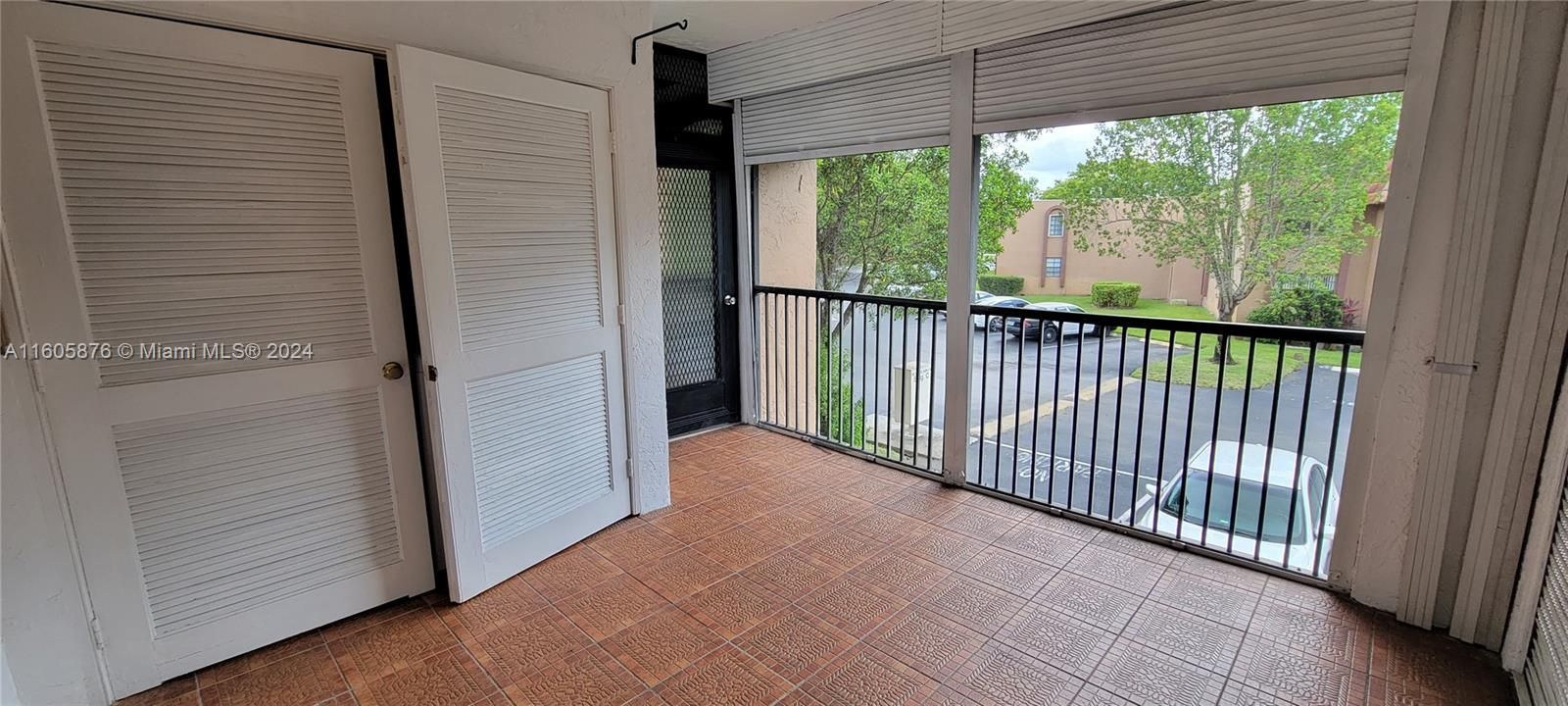 Active With Contract: $1,900 (1 beds, 1 baths, 915 Square Feet)