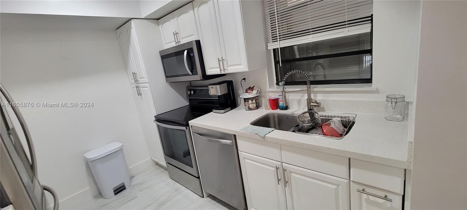 Recently Rented: $1,900 (1 beds, 1 baths, 915 Square Feet)