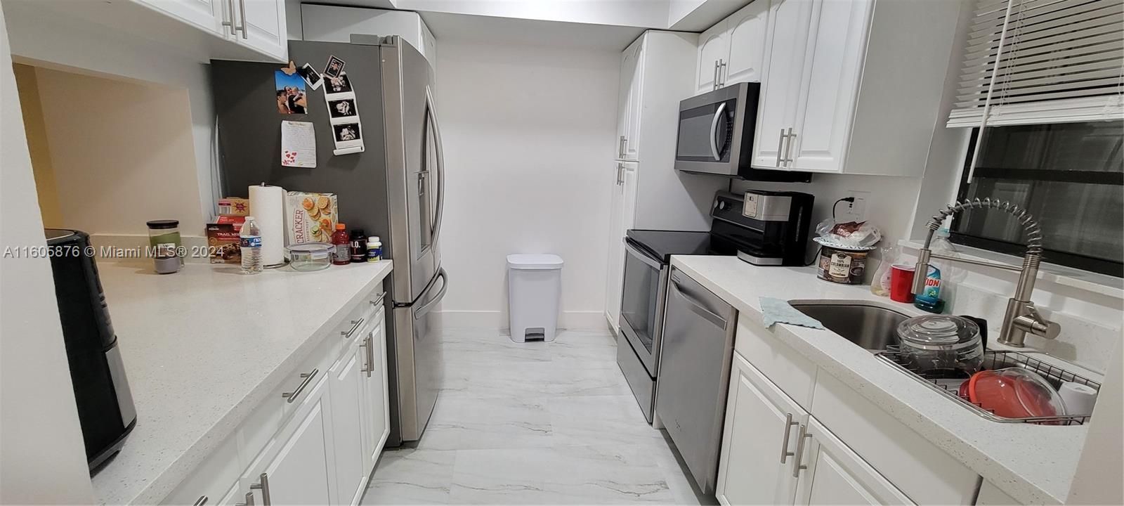 Active With Contract: $1,900 (1 beds, 1 baths, 915 Square Feet)