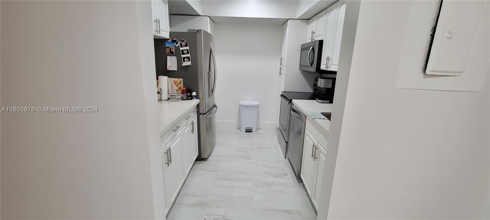 Active With Contract: $1,900 (1 beds, 1 baths, 915 Square Feet)