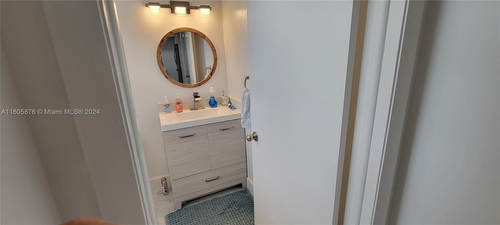 Active With Contract: $1,900 (1 beds, 1 baths, 915 Square Feet)