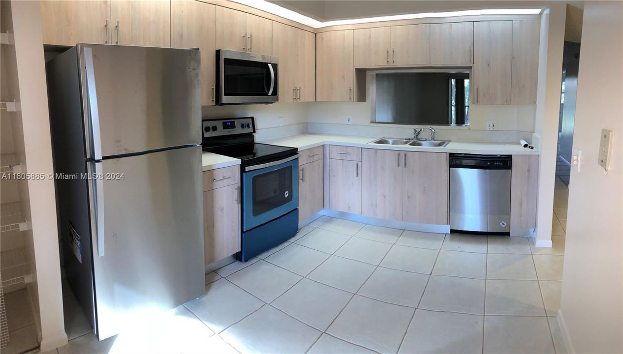For Rent: $2,350 (2 beds, 2 baths, 1207 Square Feet)