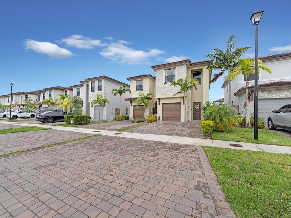 For Sale: $550,000 (3 beds, 2 baths, 1872 Square Feet)