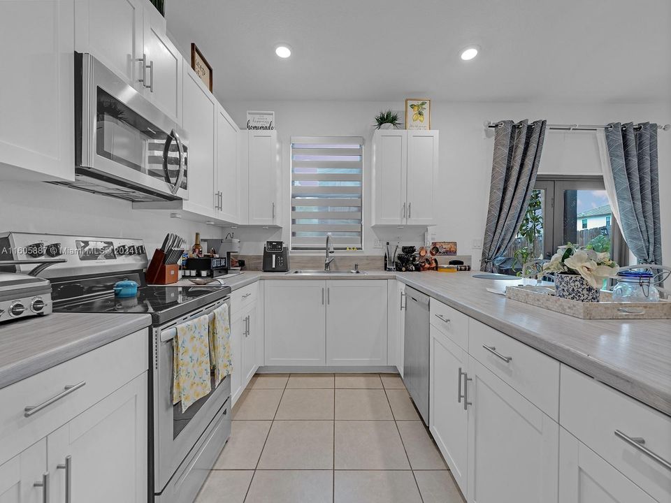 For Sale: $550,000 (3 beds, 2 baths, 1872 Square Feet)