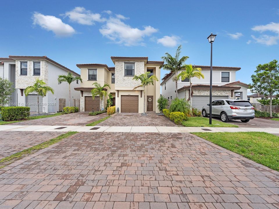 For Sale: $550,000 (3 beds, 2 baths, 1872 Square Feet)