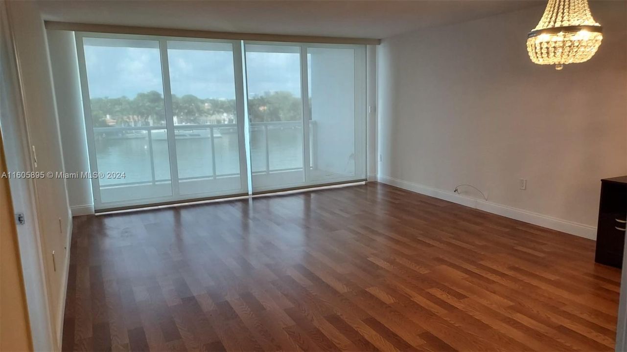 Activo con contrato: $399,000 (1 camas, 1 baños, 1036 Pies cuadrados)