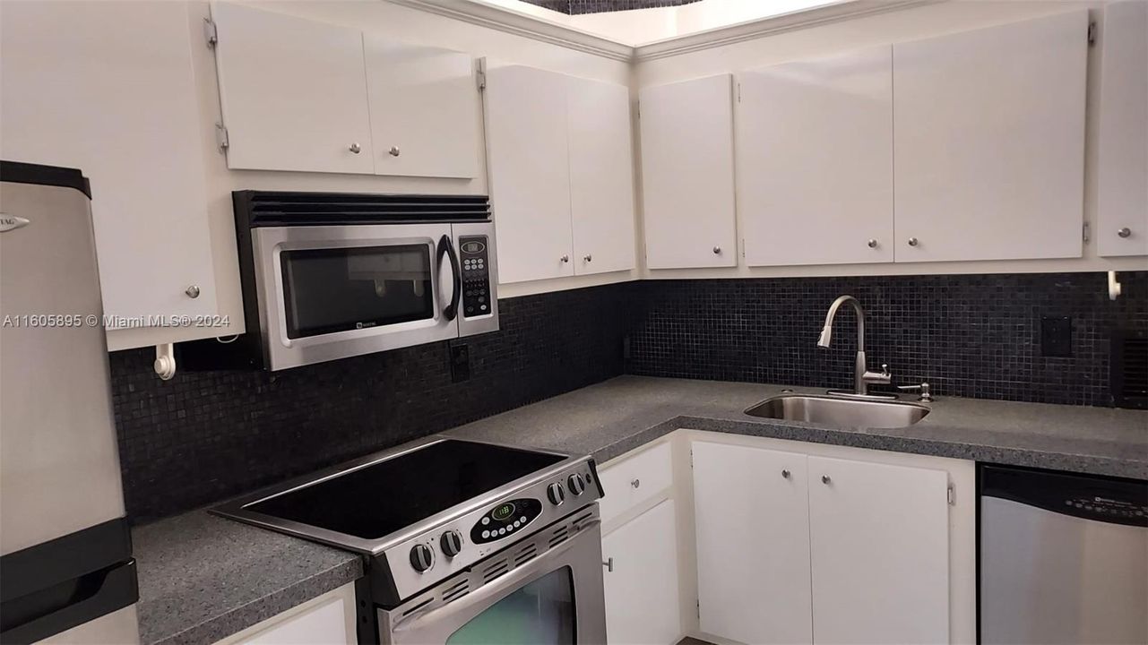 For Sale: $399,000 (1 beds, 1 baths, 1036 Square Feet)