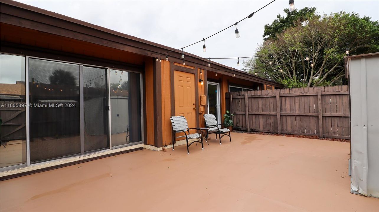 For Sale: $415,000 (2 beds, 2 baths, 988 Square Feet)