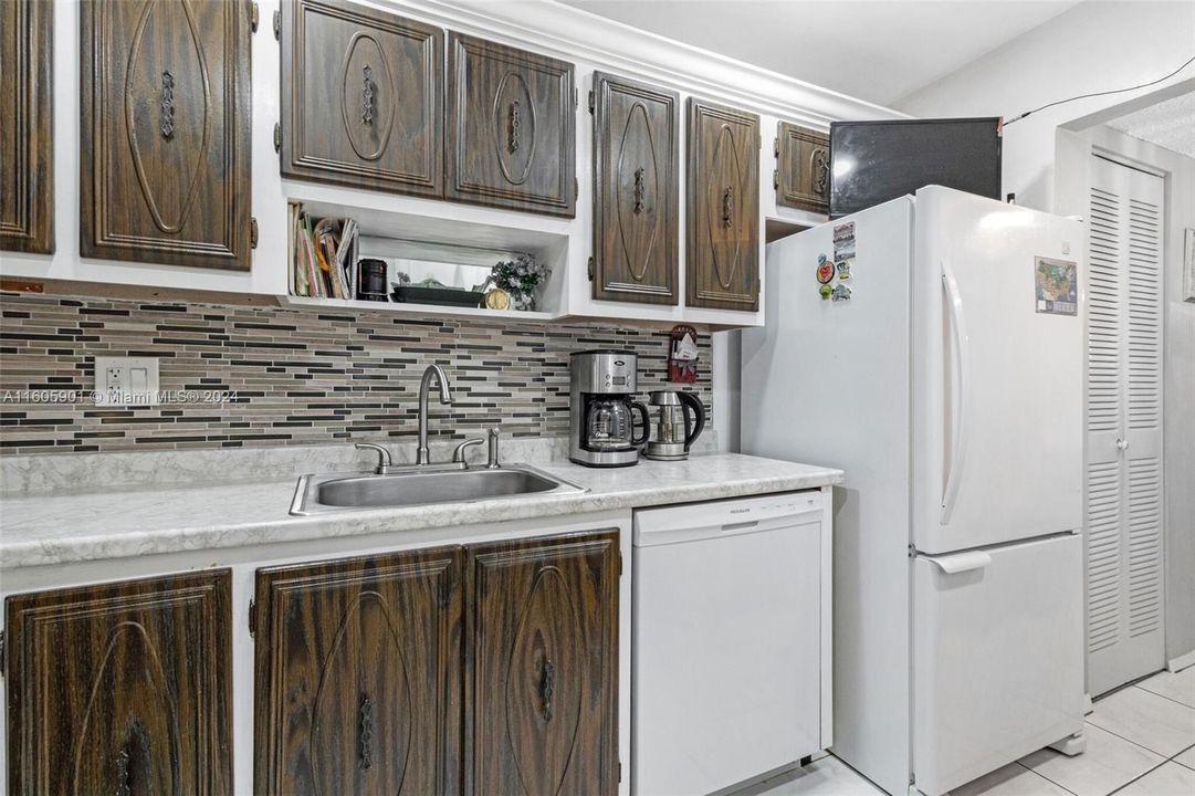 For Sale: $165,000 (2 beds, 2 baths, 1102 Square Feet)