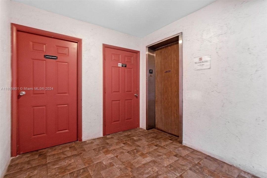 For Sale: $165,000 (2 beds, 2 baths, 1102 Square Feet)