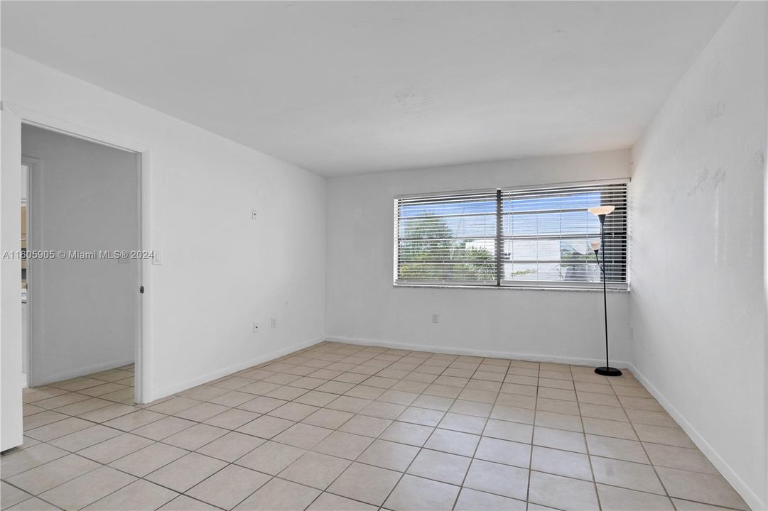 Active With Contract: $2,850 (3 beds, 2 baths, 1378 Square Feet)