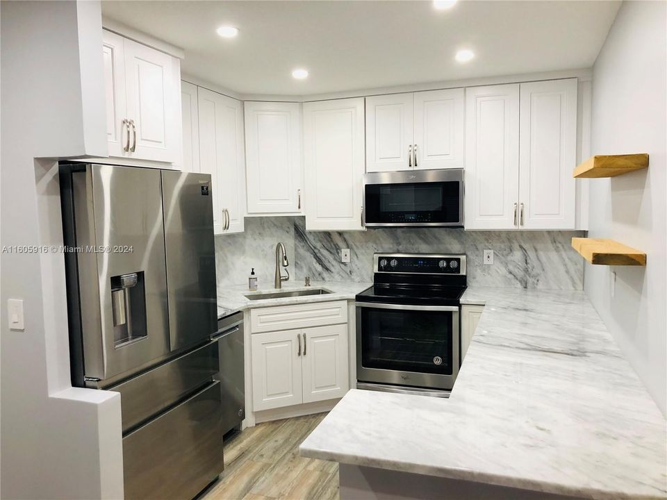 Active With Contract: $1,950 (1 beds, 1 baths, 764 Square Feet)