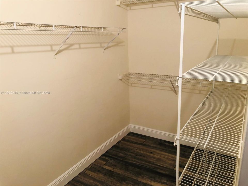 Active With Contract: $1,950 (1 beds, 1 baths, 764 Square Feet)