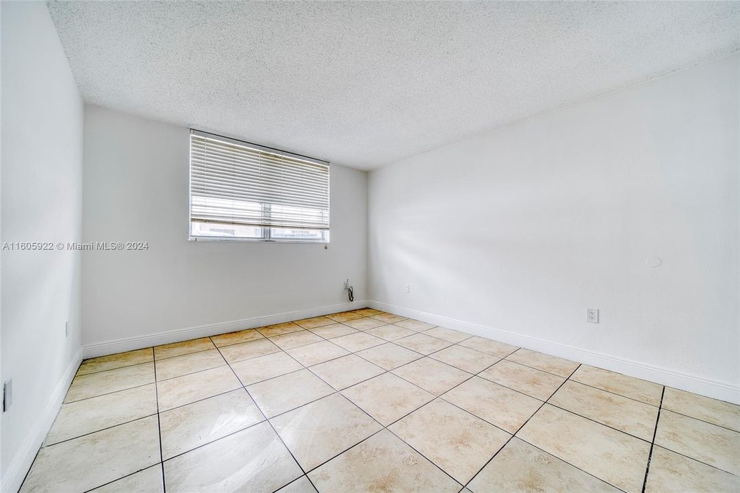 For Sale: $210,000 (1 beds, 1 baths, 673 Square Feet)