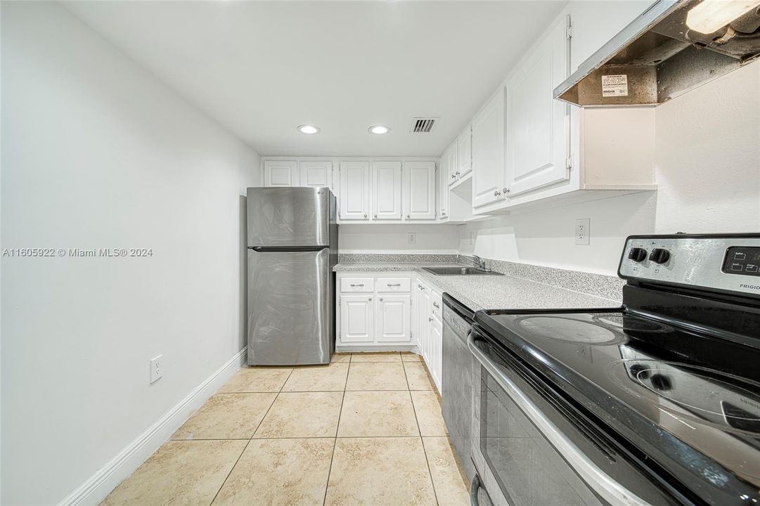 For Sale: $210,000 (1 beds, 1 baths, 673 Square Feet)