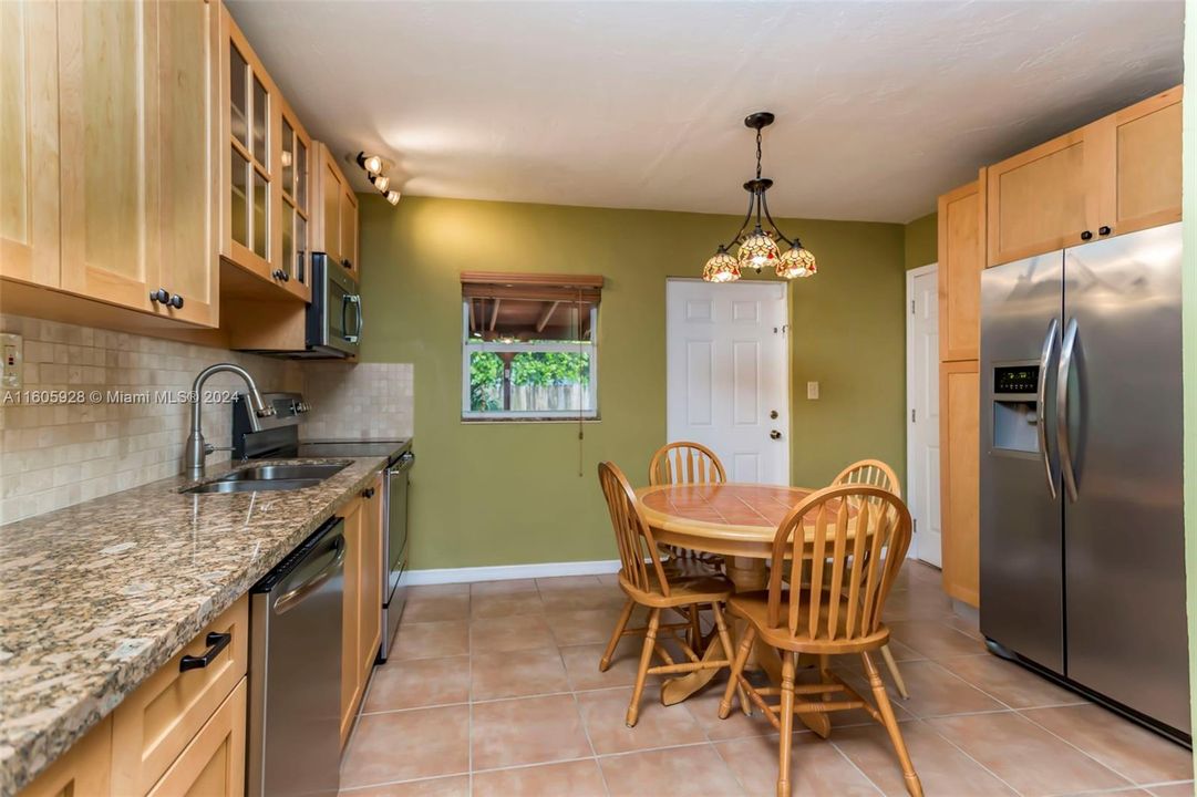 For Sale: $390,000 (2 beds, 1 baths, 860 Square Feet)