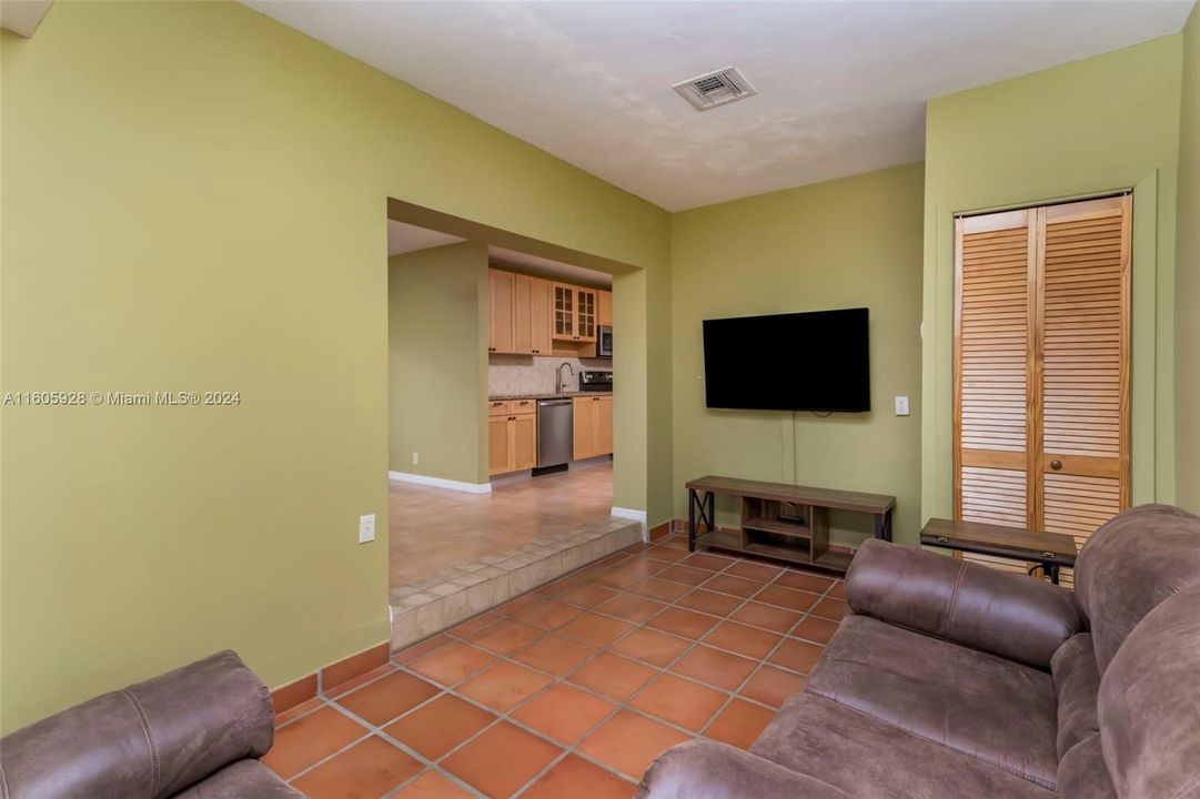 For Sale: $390,000 (2 beds, 1 baths, 860 Square Feet)