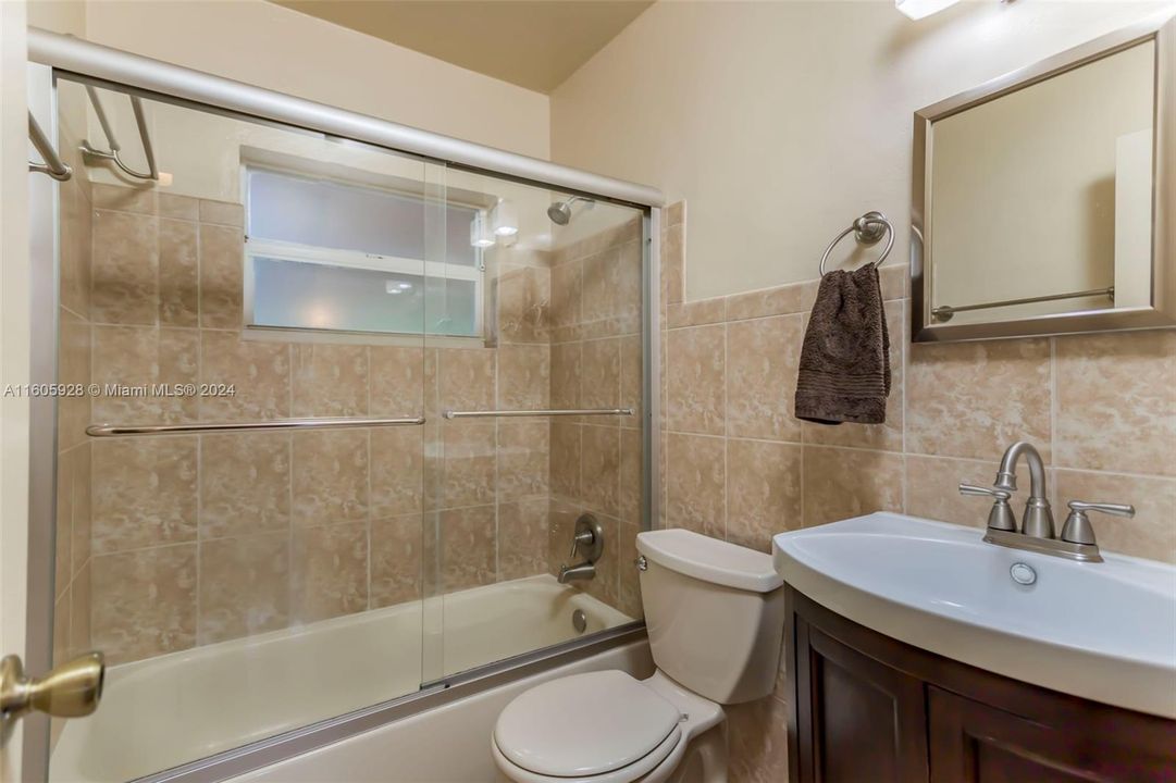 For Sale: $390,000 (2 beds, 1 baths, 860 Square Feet)