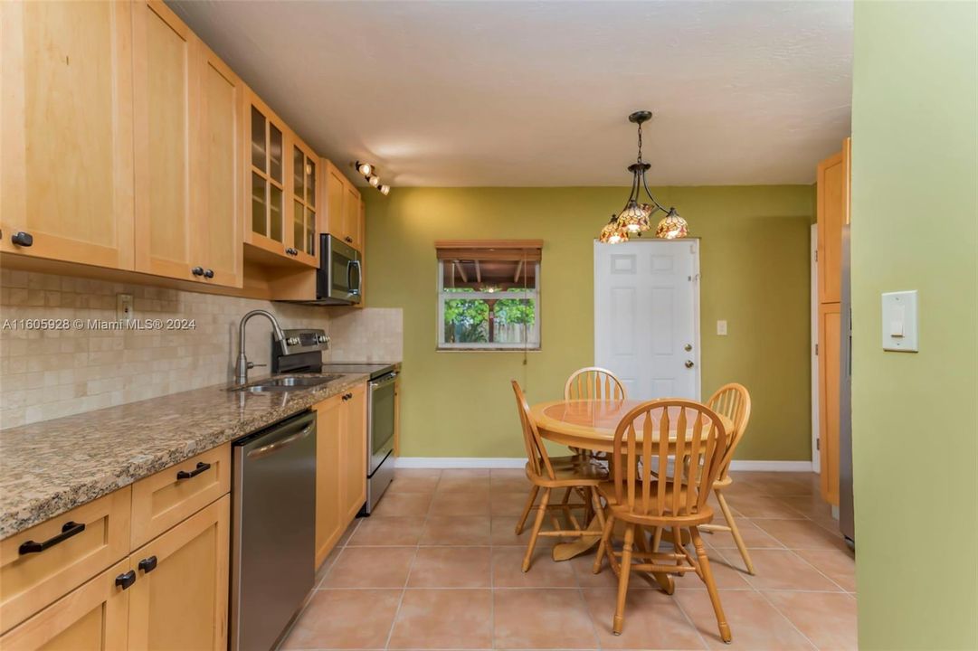 For Sale: $390,000 (2 beds, 1 baths, 860 Square Feet)