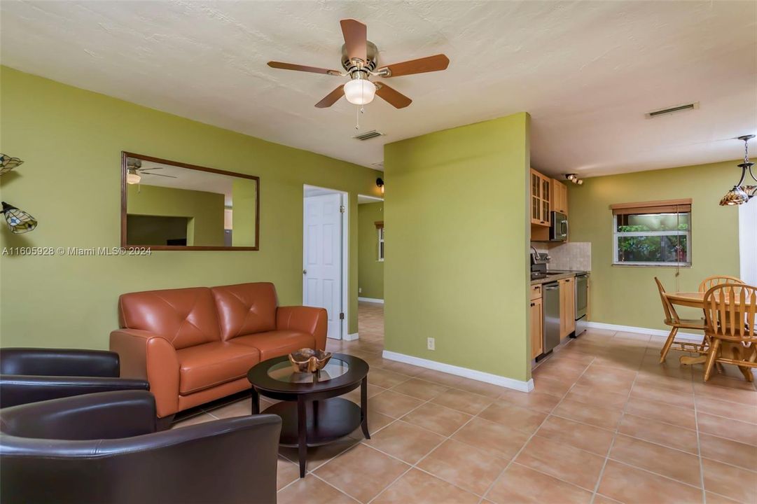 For Sale: $390,000 (2 beds, 1 baths, 860 Square Feet)