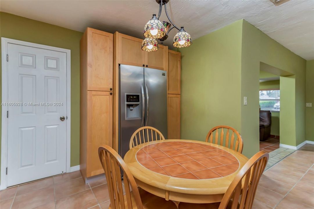 For Sale: $390,000 (2 beds, 1 baths, 860 Square Feet)