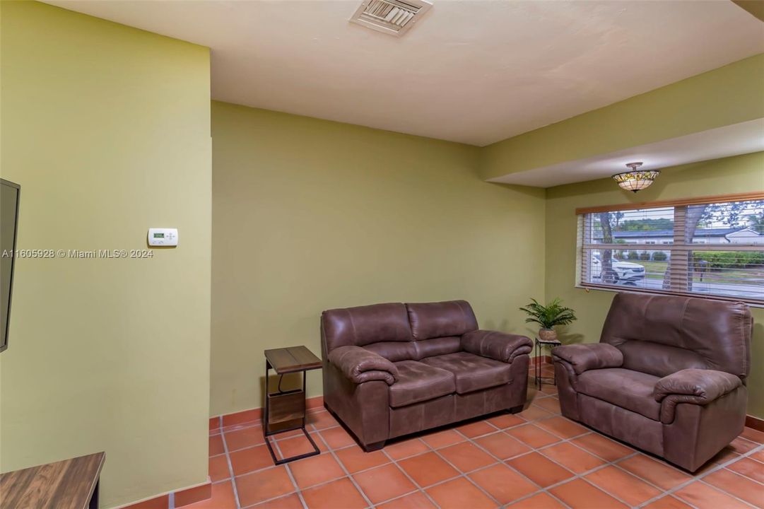 For Sale: $390,000 (2 beds, 1 baths, 860 Square Feet)