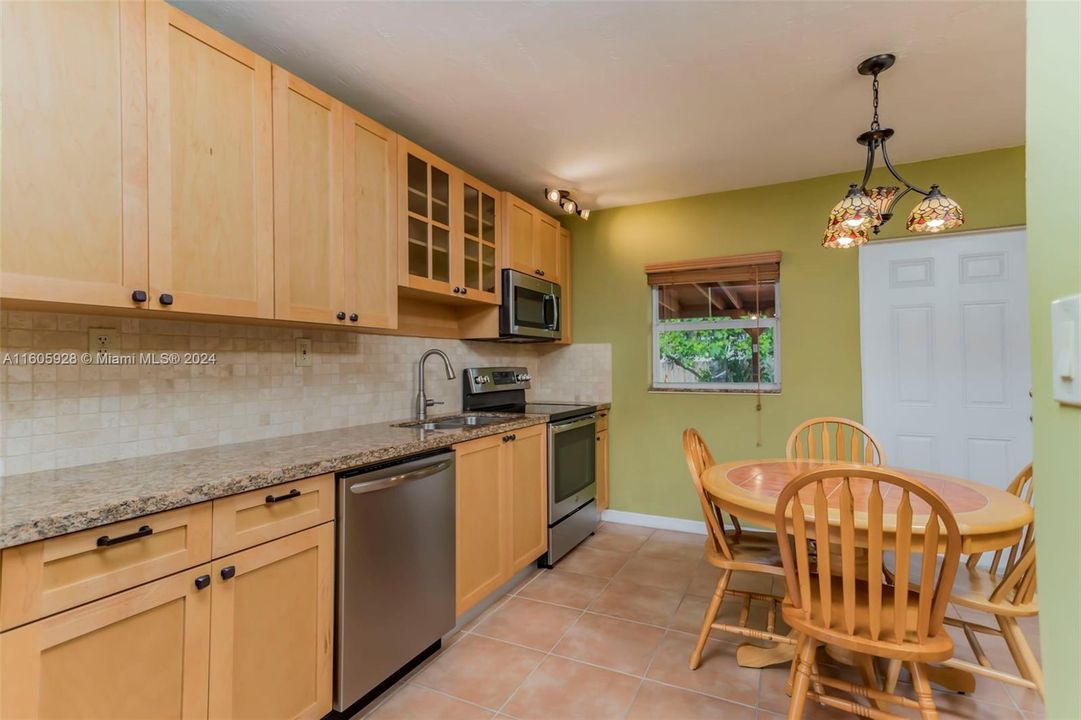 For Sale: $390,000 (2 beds, 1 baths, 860 Square Feet)