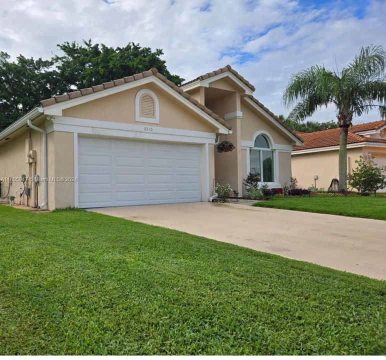 For Sale: $579,000 (3 beds, 2 baths, 1716 Square Feet)